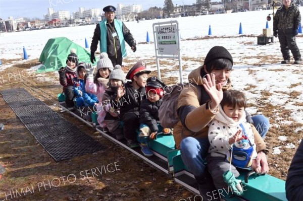 ミニ北海道新幹線の乗車体験を楽しむ子どもたち（２日午前１１時ごろ）