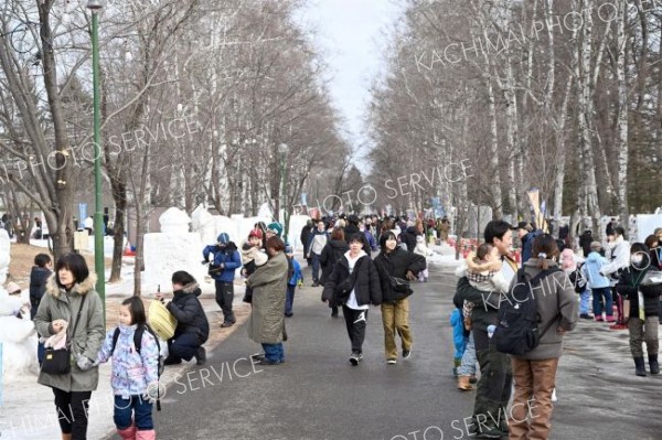 多くの来場者でにぎわう通路（２日午前１０時半ごろ、須貝拓也撮影）