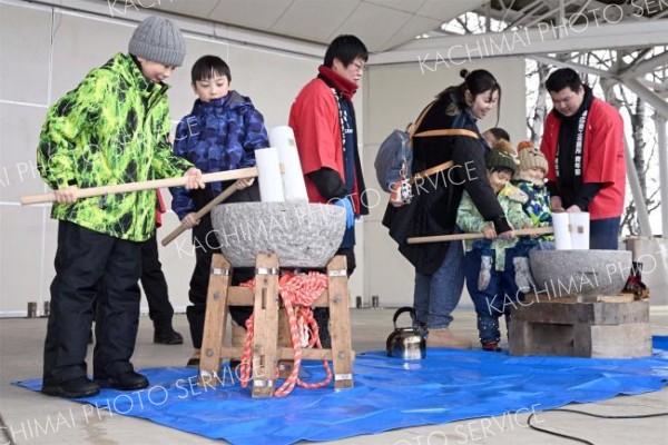 きねを振り下ろし餅つきをする来場者（１日、須貝拓也撮影）