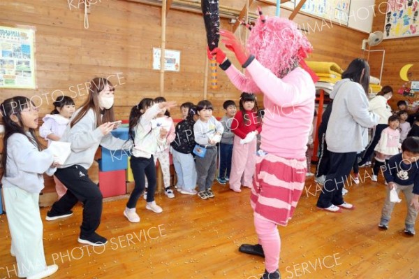 一生懸命豆を投げる園児ら（３日午前１０時４５分ごろ、帯広幼稚園で。長尾悦郎通信員撮影）