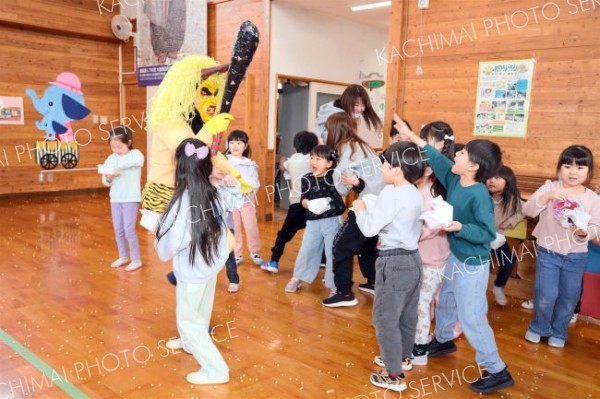 「鬼は外！」と叫びながら豆をなげる園児ら（３日午前１０時４５分ごろ、帯広幼稚園で。長尾悦郎通信員撮影）