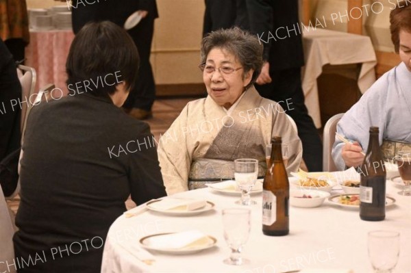 新年交流会を楽しむ出席者たち