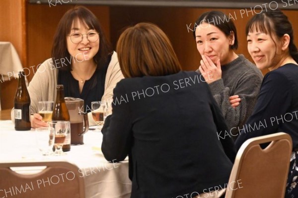 新年交流会を楽しむ出席者たち