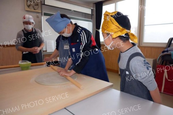 住民、節分のそば打ち楽しむ　「そば食べん会」講師に若葉小地区生涯学習講座～こぼれ話 2