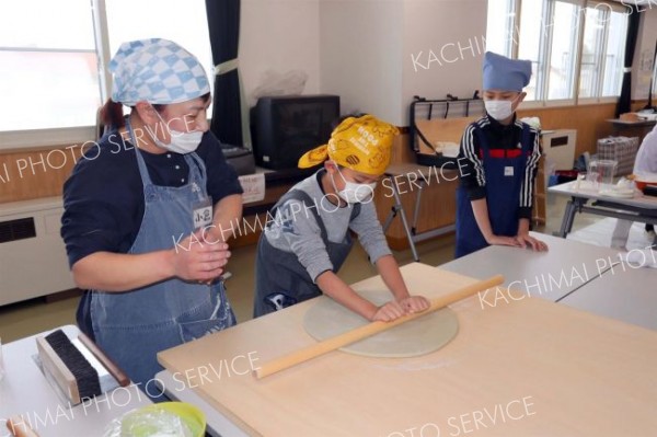 住民、節分のそば打ち楽しむ　「そば食べん会」講師に若葉小地区生涯学習講座～こぼれ話 3