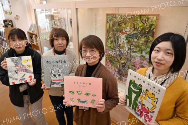 きくちちきさんの受賞を喜ぶ本別町図書館の田野副館長（右から２番目）ら職員