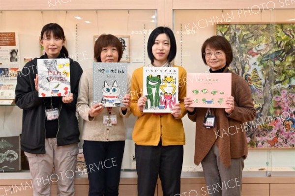 きくちさんの受賞を喜ぶ本別町図書館の田野副館長（右）ら職員