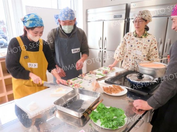 村産食材を使ってつまみ料理を調理する参加者