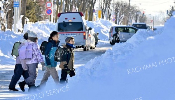 雪山の中　４日ぶり登校　帯広の小中学校、午前授業で再開