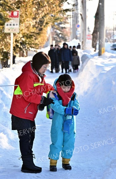 雪山の中　４日ぶり登校　帯広の小中学校、午前授業で再開 2