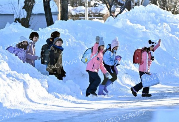 雪山の中　４日ぶり登校　帯広の小中学校、午前授業で再開 4