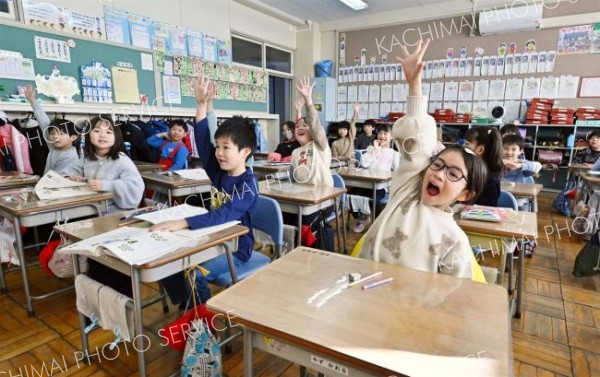 ４日ぶりの学校再開でで元気いっぱいに授業を受ける児童（７日９時２０分ごろ、帯広市の柏小で。塩原真撮影）