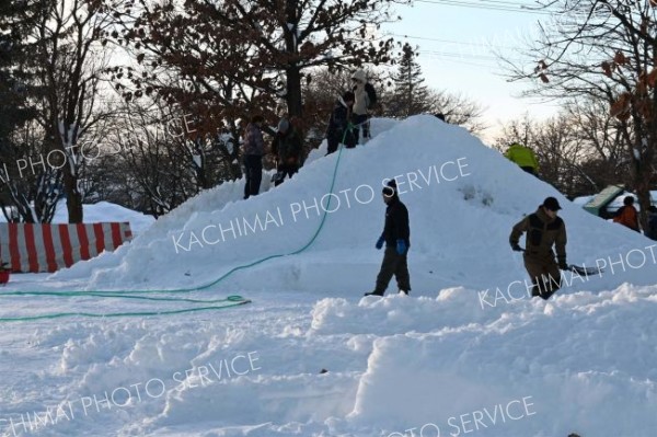 雪に覆われてしまった滑り台の手直しに励むＪＡめむろ青年部のメンバーたち