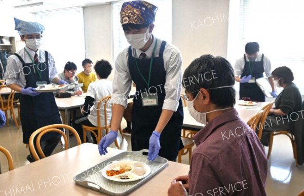 更別農業と旭川工業　本格シェフとコラボしフレンチ試食会　専門校同士初交流