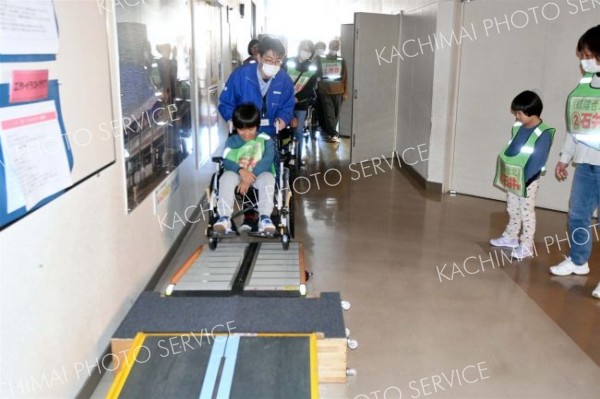 要配慮者移乗訓練を行う参加者ら（８日、下音更小学校）