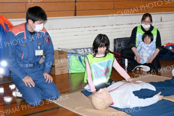 救急救命訓練でダミー人形を使って心肺そ生に挑戦する子ども（８日、下音更小体育館）