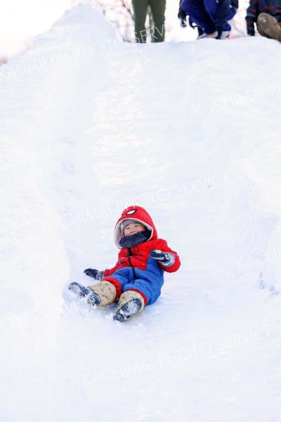 雪の滑り台は子どもたちに大人気で長蛇の列を作った。ヒーローも笑顔