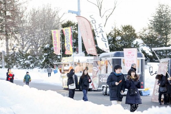 氷点下の屋外イベントでも１６店も出店。寒い中、来場者たちはチョコバナナやフランクフルトをほおばった