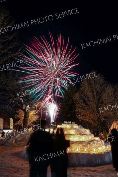 最後は花火でイベントを締めくくり。肌を突き刺す寒さでも来場者たちは足を止めて夜空を見上げた