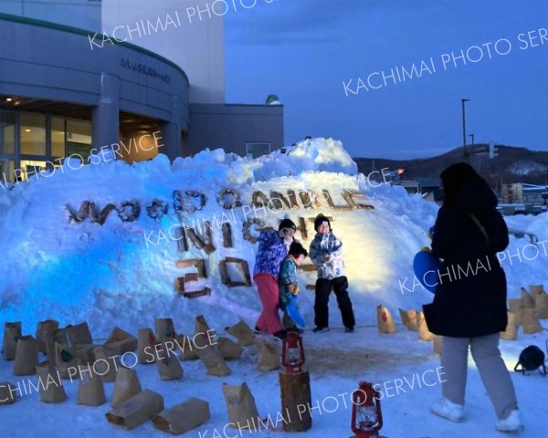 雪化粧した広場で外遊びや飲み物などを楽しんだ