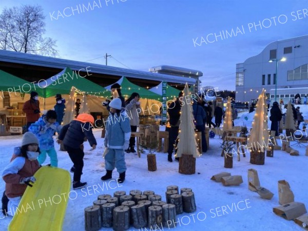 雪化粧した広場で外遊びや飲み物などを楽しんだ