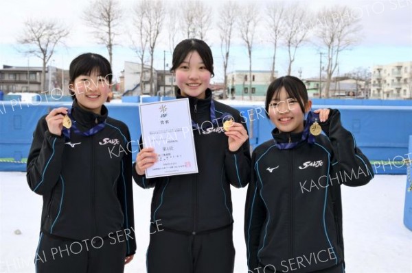 女子団体追い抜きで優勝した帯三条（金野和彦撮影）