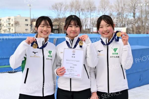 女子チームスプリントで優勝したＪＳＦエリートアカデミー星槎国際帯広。