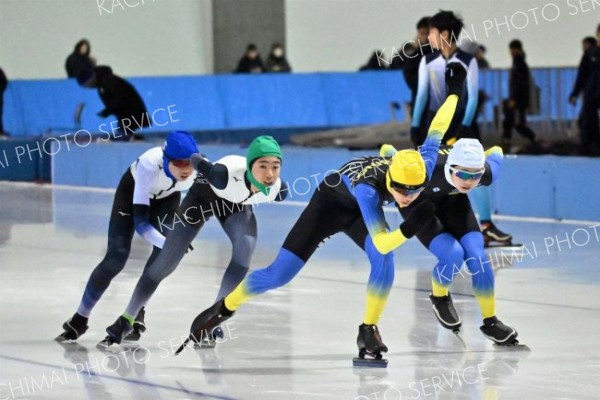 力強く滑走する選手たち（中学男子１５００メートル）