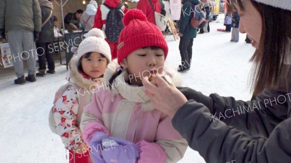 フードコーナーではクレープやスープ、フライドポテトなど温かい食べ物が並び、家族連れらを楽しませた