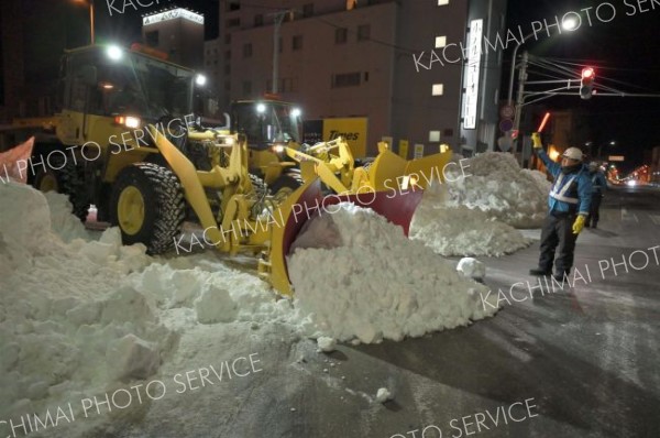 大雪災害から１週間　ダンプと交通誘導員不足で除排雪作業は難航　道内初、国と市の「スクラム除雪」も