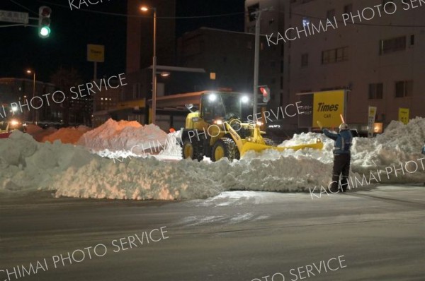 ダンプと交通誘導員不足で除排雪作業は難航　大雪から１週間 4