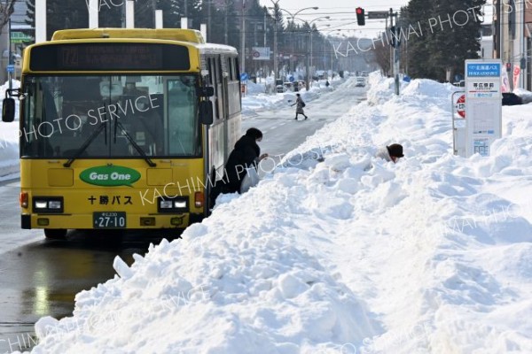 路線バス、６割回復　１３日の運行状況