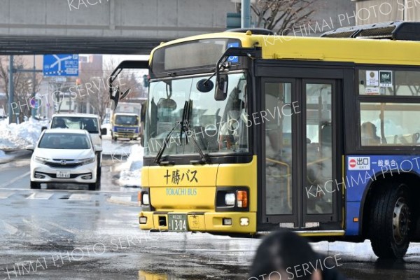 除排雪が進み一部で運行を再開した路線バス（１３日午前１１時ごろ、帯広市西２南１２で、塩原真撮影）