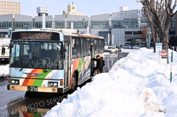 除排雪が進み一部で運行を再開した路線バス（１３日午前１１時ごろ、帯広市西２南１４で、塩原真撮影）