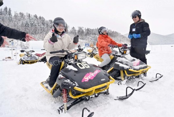 湖上では小型スノーモービルも体験できる。出発を前に気合十分の来場者たち