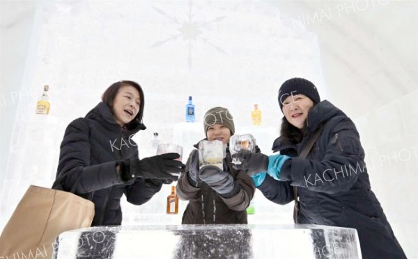 氷結の湖上、冬だけの“村”　鹿追しかりべつ湖コタン 10