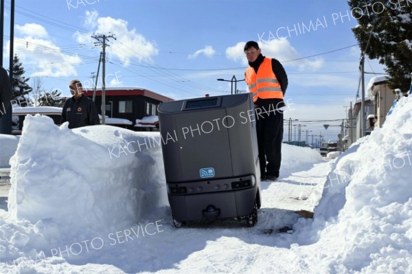 自動配送ロボ、雪道克服　更別で走行実験　オフロードタイヤへ改良