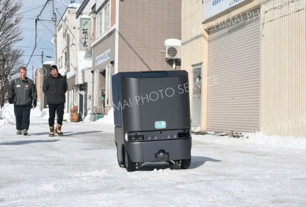 食事を積み込み、自動運転で村内を移動する自動配送ロボット