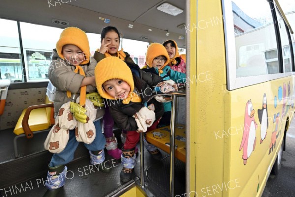 幼稚園バス徐々に再開　道幅狭く乗降場所変更、到着送れも