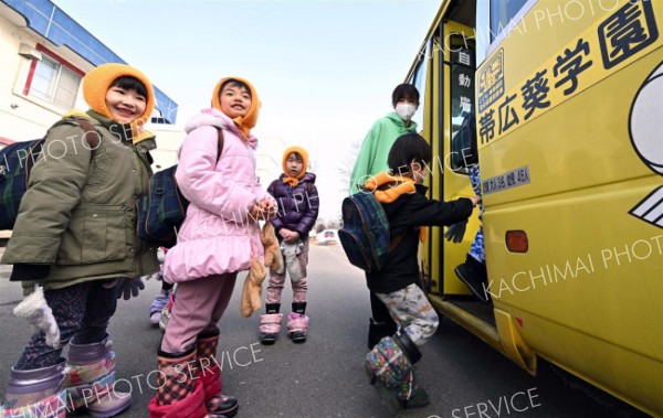 幼稚園バス再開、園児笑顔も…　ルート変更、到着遅れ 2