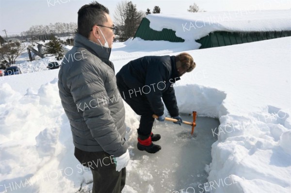 屋根の上がまるで“湖”…大雪後に雨漏り～こぼれ話