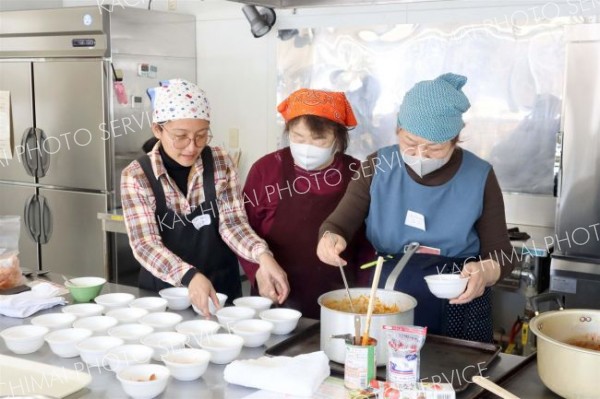 「白いんげん豆のココナッツミルク煮」作りに挑戦する参加者ら