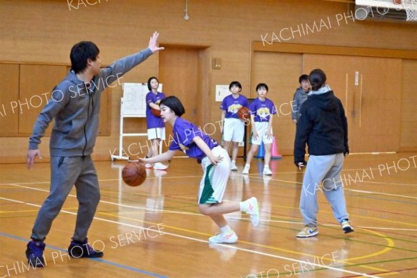 練習に励む女子選手