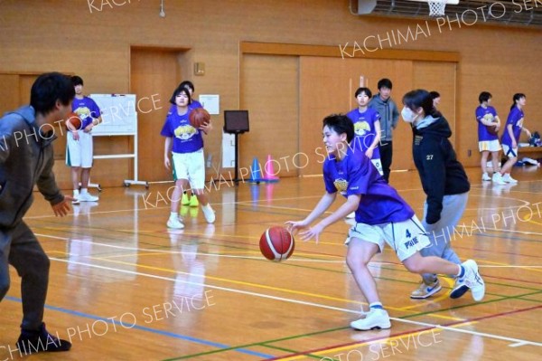 練習に励む女子選手