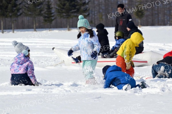 たっぷり積もった手付かずの雪に、子どもたちは大はしゃぎ。思い思いに雪遊びを楽しんだ