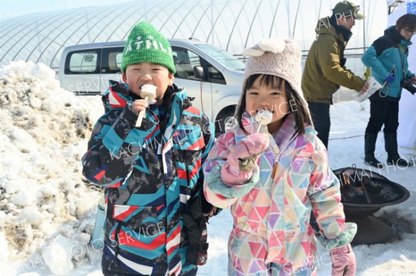 「熱々でふんわり」―。会場で配られた焼きマシュマロを頬張る子どもたち