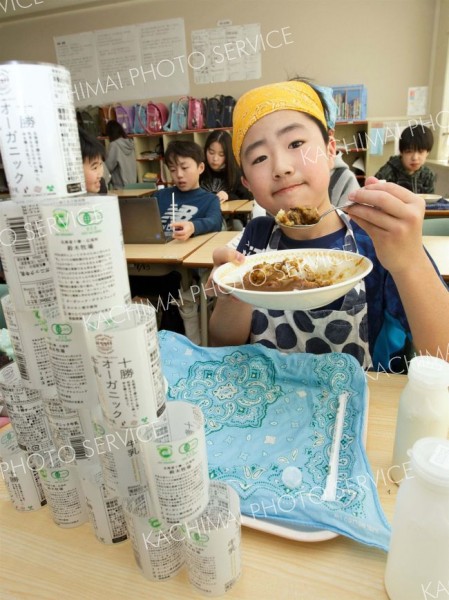 灯台ツブ入りカレーと十勝オーガニック牛乳を味わう子どもたち