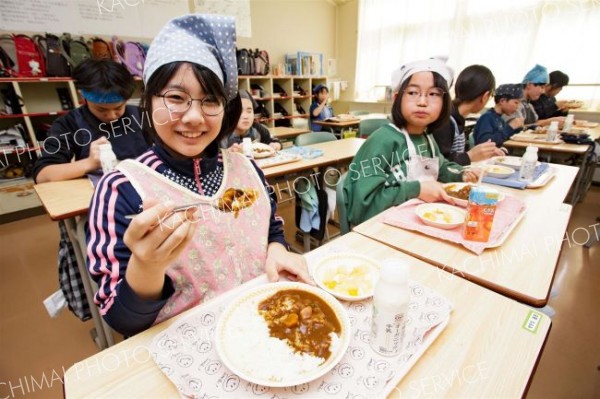 灯台ツブ入りカレーと十勝オーガニック牛乳を味わう子どもたち