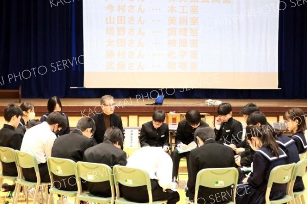 講師たちの言葉に耳を傾ける生徒たち