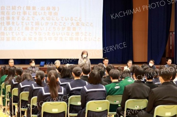 講師たちの言葉に耳を傾ける生徒たち